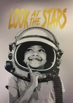 Look At The Stars di Alessio-B. Stampa giclée stampa su carta 320 gsm rappresentante un bambino con la tuta da astronauta come tributo a Stephen Hawking  | CD Studio d'Arte