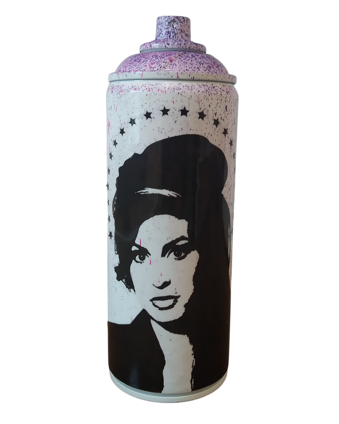 Amy Winehouse White Can di Shife. Opera unica spray e stickers su bomboletta spray rappresentante un soggetto ricorrente dell'artista trasferito in un oggetto da collezione. | CD Studio d'Arte