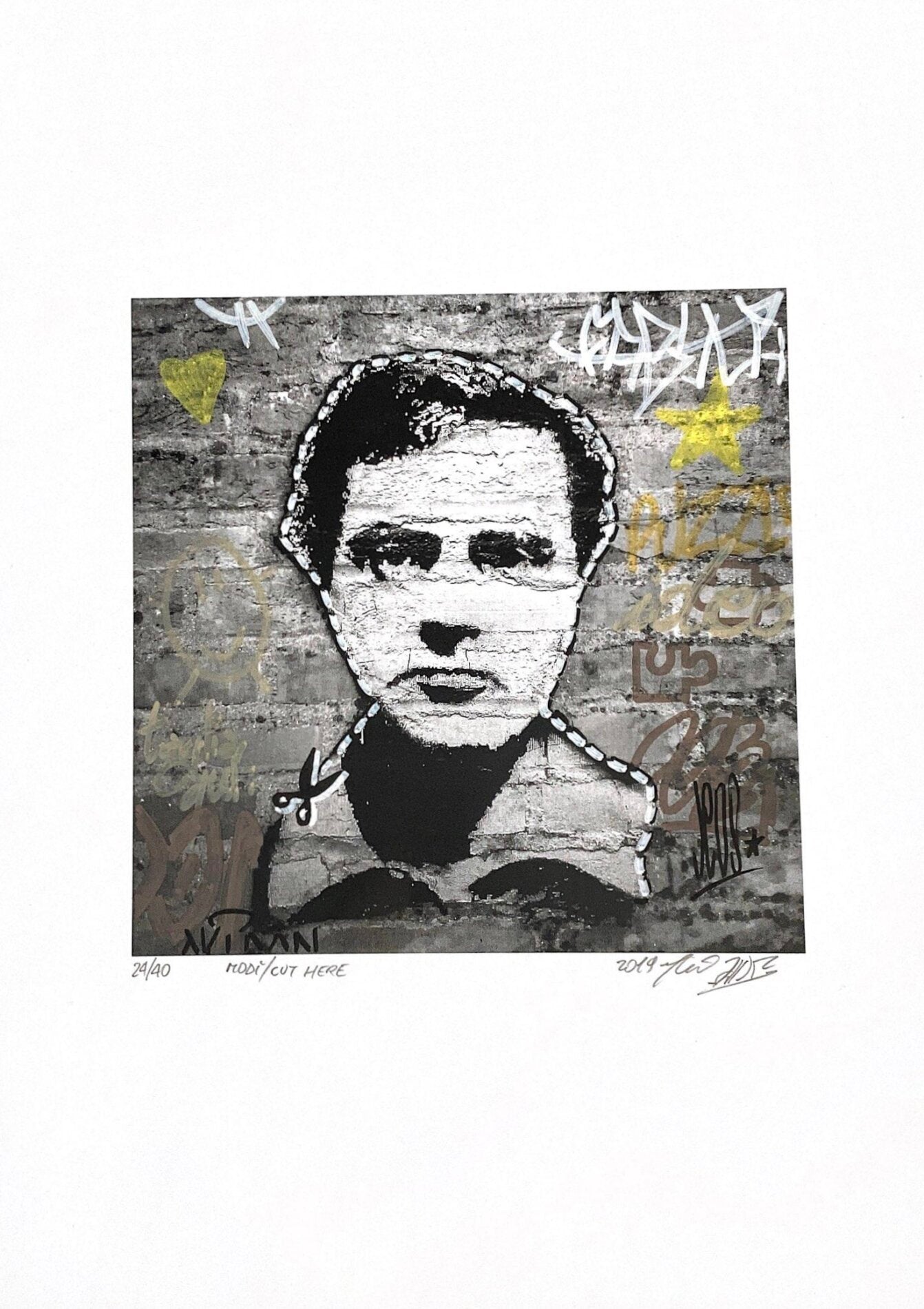 Modì Cut Here di Shife. Stampa giclée stampa su carta 200 gsm rappresentante un'interpretazione personale del viso di Modigliani, parte di una serie di stampe dell'artista | CD Studio d'Arte