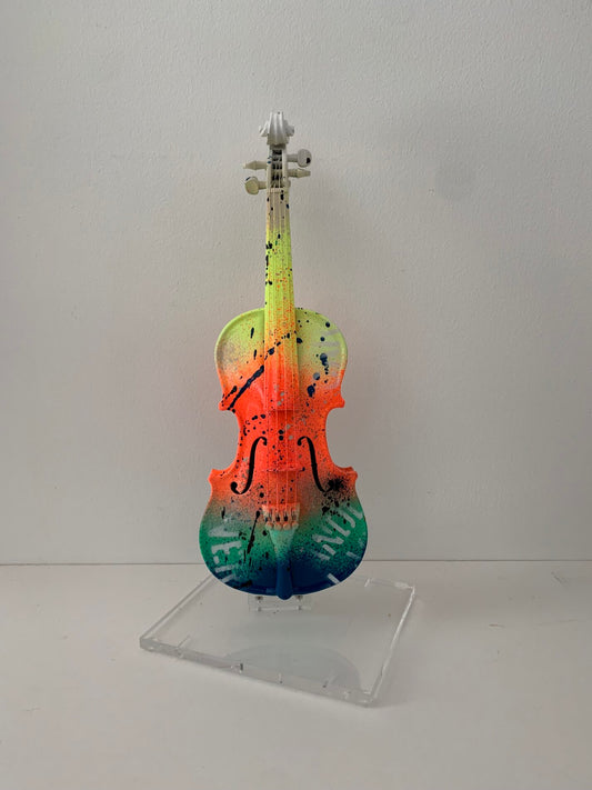 Violino Medio di Alessio-B. Opera unica spray su violino rappresentante un violino decorato dall'artista, che sancisce l'unione di due arti fondamentali | Cd Studio d'Arte