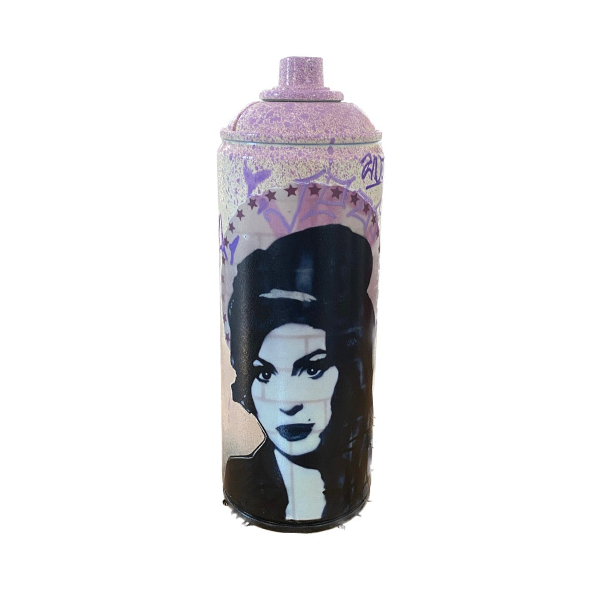 Amy Winehouse Light Spray Can di Shife. Opera unica spray e stickers su bomboletta spray rappresentante un soggetto ricorrente dell'artista trasferito in un oggetto da collezione | CD Studio d'Arte