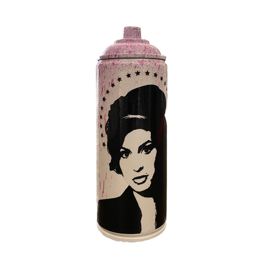 Amy Winehouse Pink Spray Can di Shife. Opera unica spray e stickers su bomboletta spray rappresentante un soggetto ricorrente dell'artista trasferito in un oggetto da collezione | CD Studio d'Arte