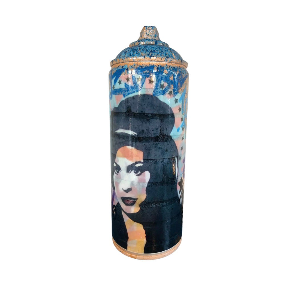 Amy Winehouse Wall Edition Spray Can di Shife. Opera unica spray e stickers su bomboletta spray rappresentante un soggetto ricorrente dell'artista trasferito in un oggetto da collezione | CD Studio d'Arte