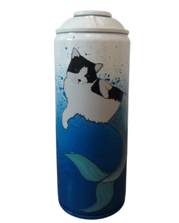 Enrico-Gatto Sirena di Shife. Opera unica spray e stickers su bomboletta spray rappresentante un gatto-sirena trasferito in un oggetto da collezione  | CD Studio d'Arte