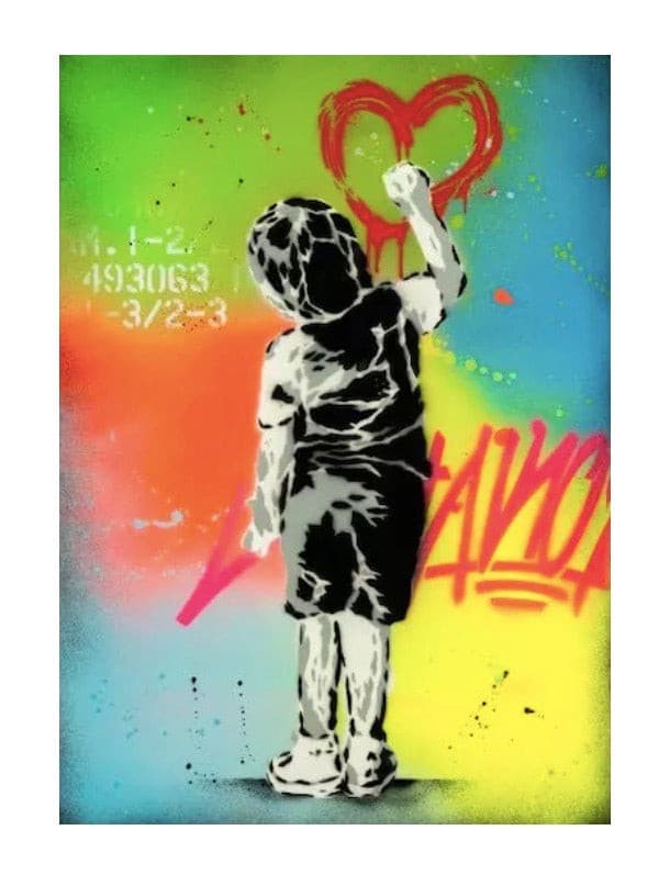 Baby M. di Alessio-B. Opera unica spray e stencil su tela rappresentante un bambino che disegna un cuore su una parete color arcobaleno | CD Studio d'Arte