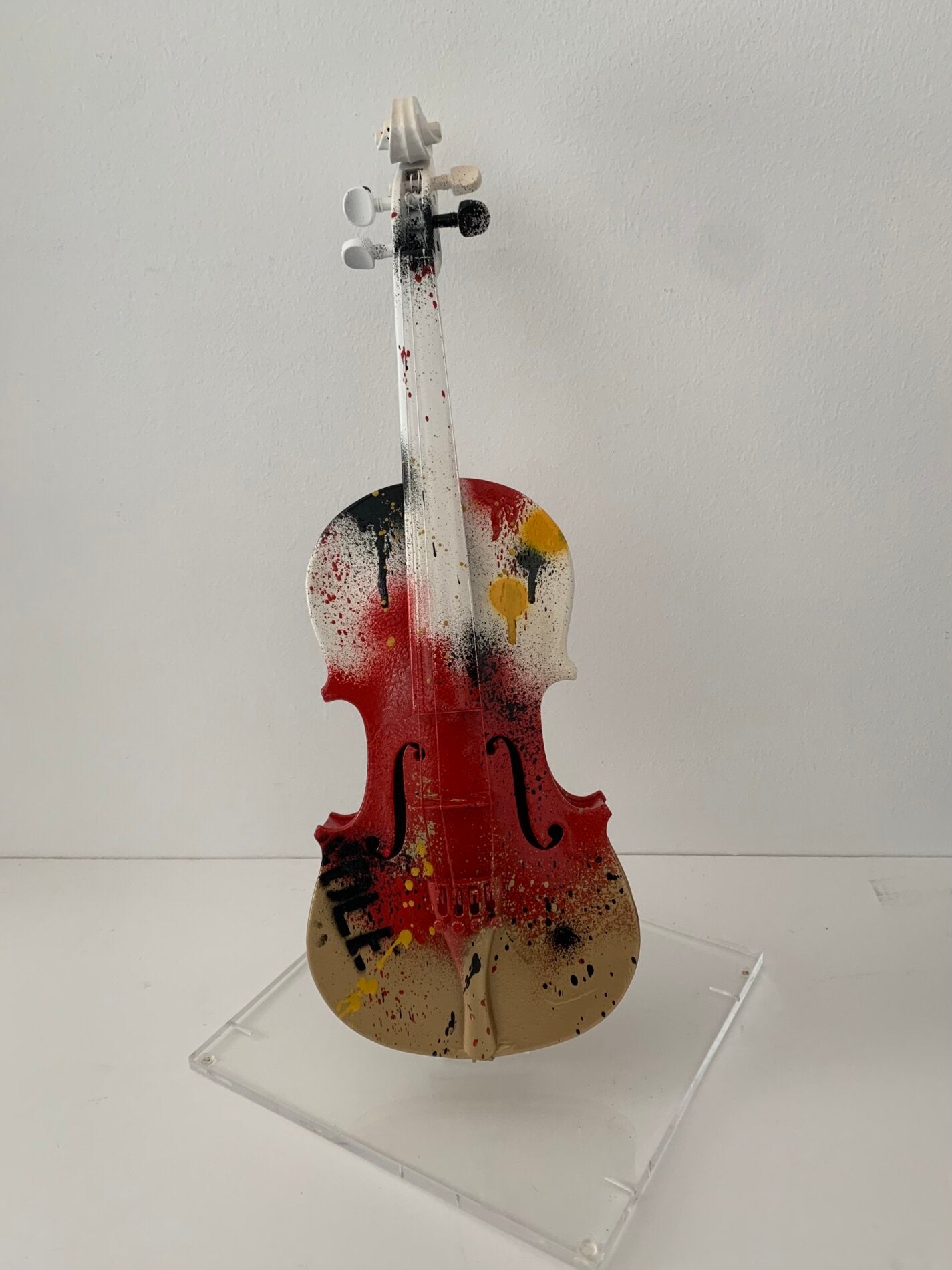 Violino Grande di Alessio-B. Opera unica spray su violino rappresentante un violino decorato dall'artista, che sancisce l'unione di due arti fondamentali | Cd Studio d'Arte