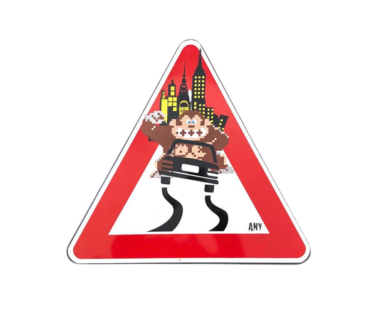 City Kong di Any. Opera unica spray e stickers su cartello stradale rappresentante connessioni allo scenario di New York, come ricorda l'acronimo presente nel nome dell'artista "About New York" | CD Studio d'Arte