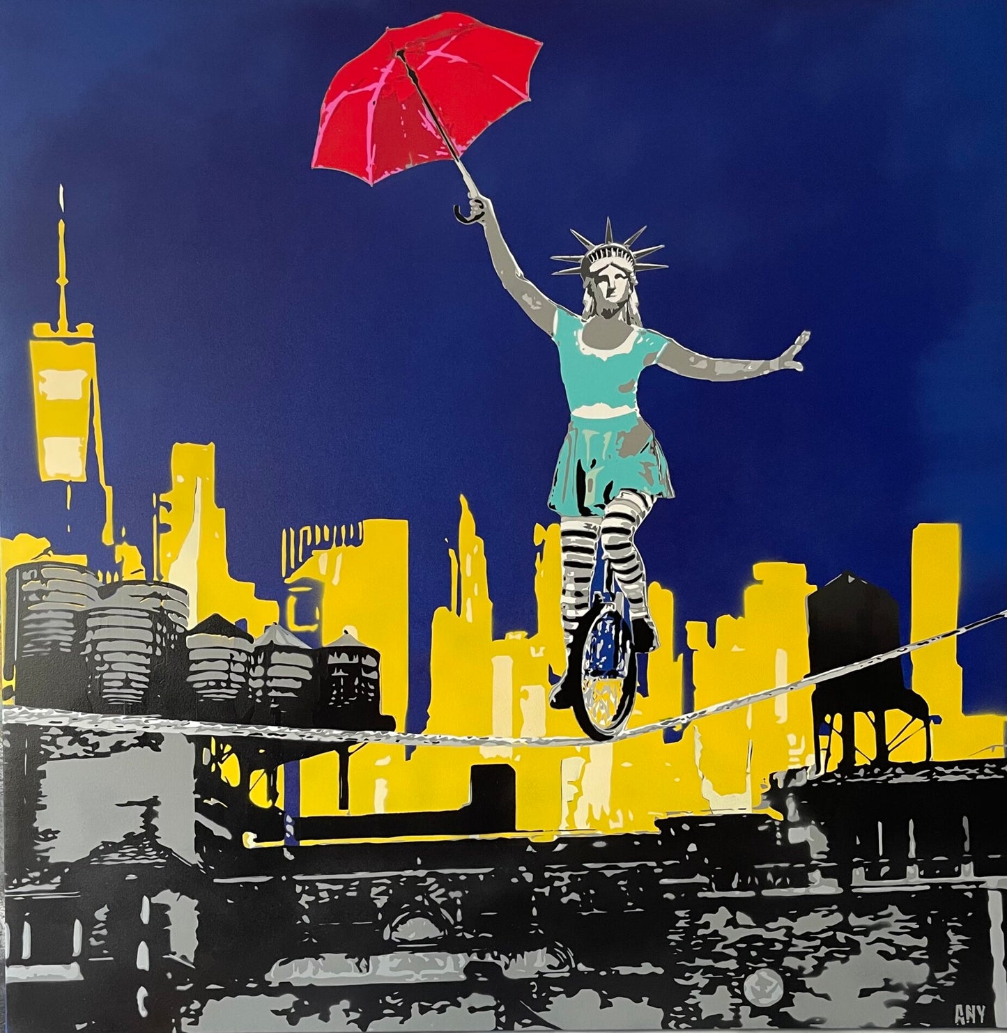 Freedom On Top di Any. Opera unica spray e stencil su tela rappresentante la Statua della Libertà mentre percorre una fune con un monociclo. Nello sfondo è visibile, come sempre, la città di New York tanto amata da Any | CD Studio d'Arte