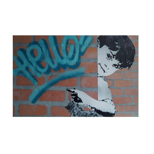 Hello di Shife. Opera unica acrilico e smalto su fusione acrilica di polistirene rappresentante un bambino che indica la scritta su un muro "Hello" | Cd Studio d'Arte