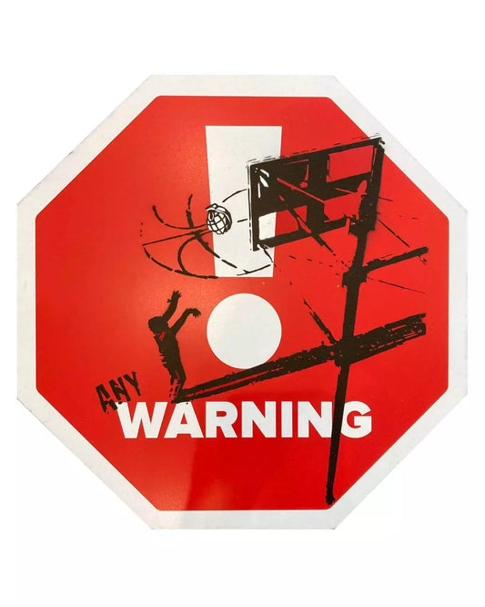 Any Warning di Any. Opera unica spray e stickers su cartello stradale rappresentante connessioni allo scenario di New York, come ricorda l'acronimo presente nel nome dell'artista "About New York"  | CD Studio d'Arte