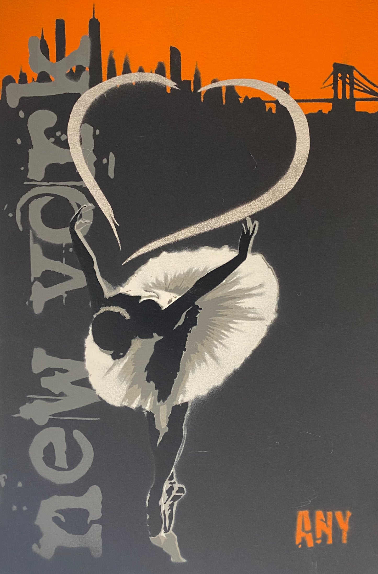 The Bow Silver Cardboard Edition di Any. Opera unica spray e stencil su cartone rappresentante una ballerina danzante nello scenario di New York | Cd Studio d'Arte