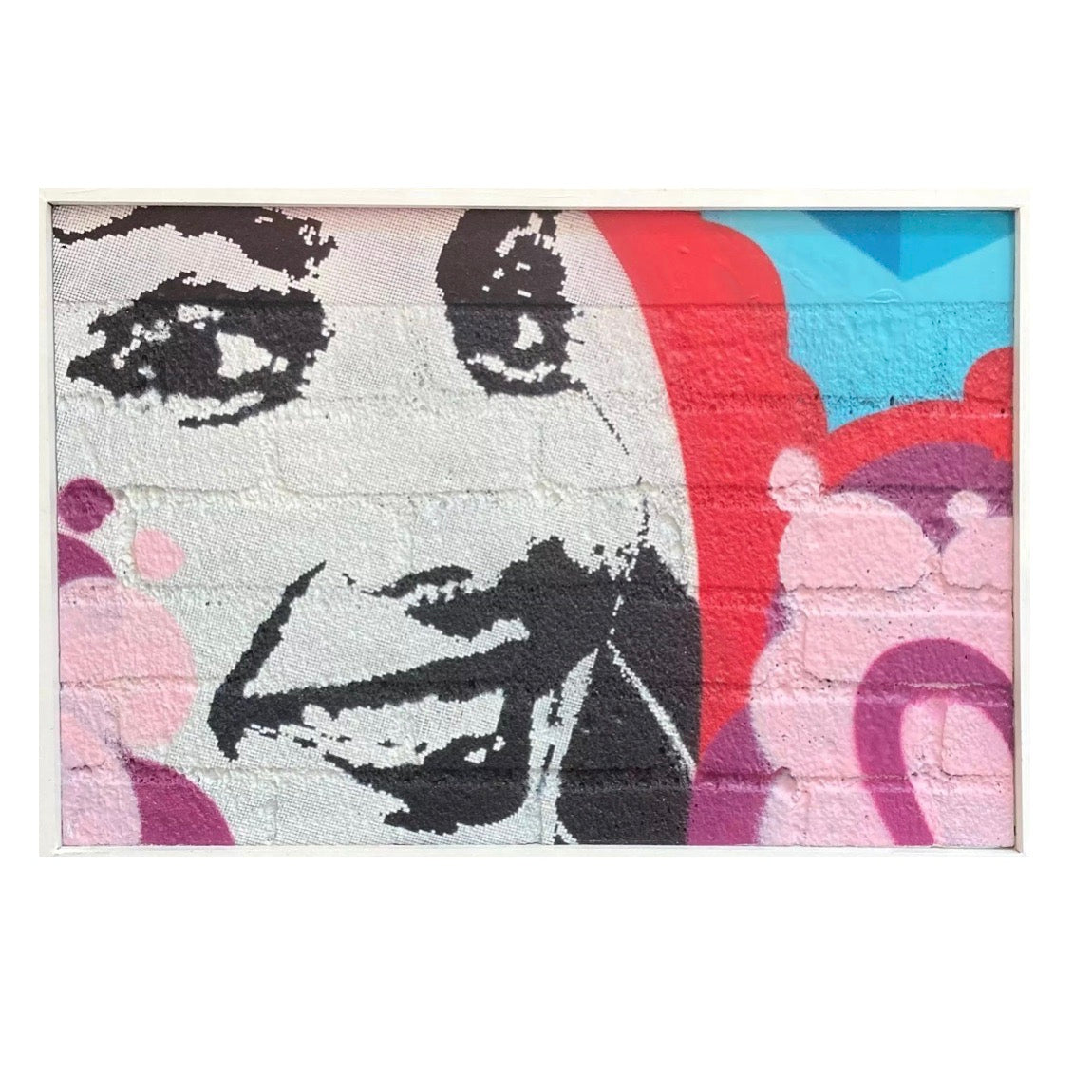 Lost Wall 2 di Shife. Opera unica acrilico e smalto su fusione acrilica di polistirene rappresentante una donna sorridente realizzata su muro | CD Studio d'Arte
