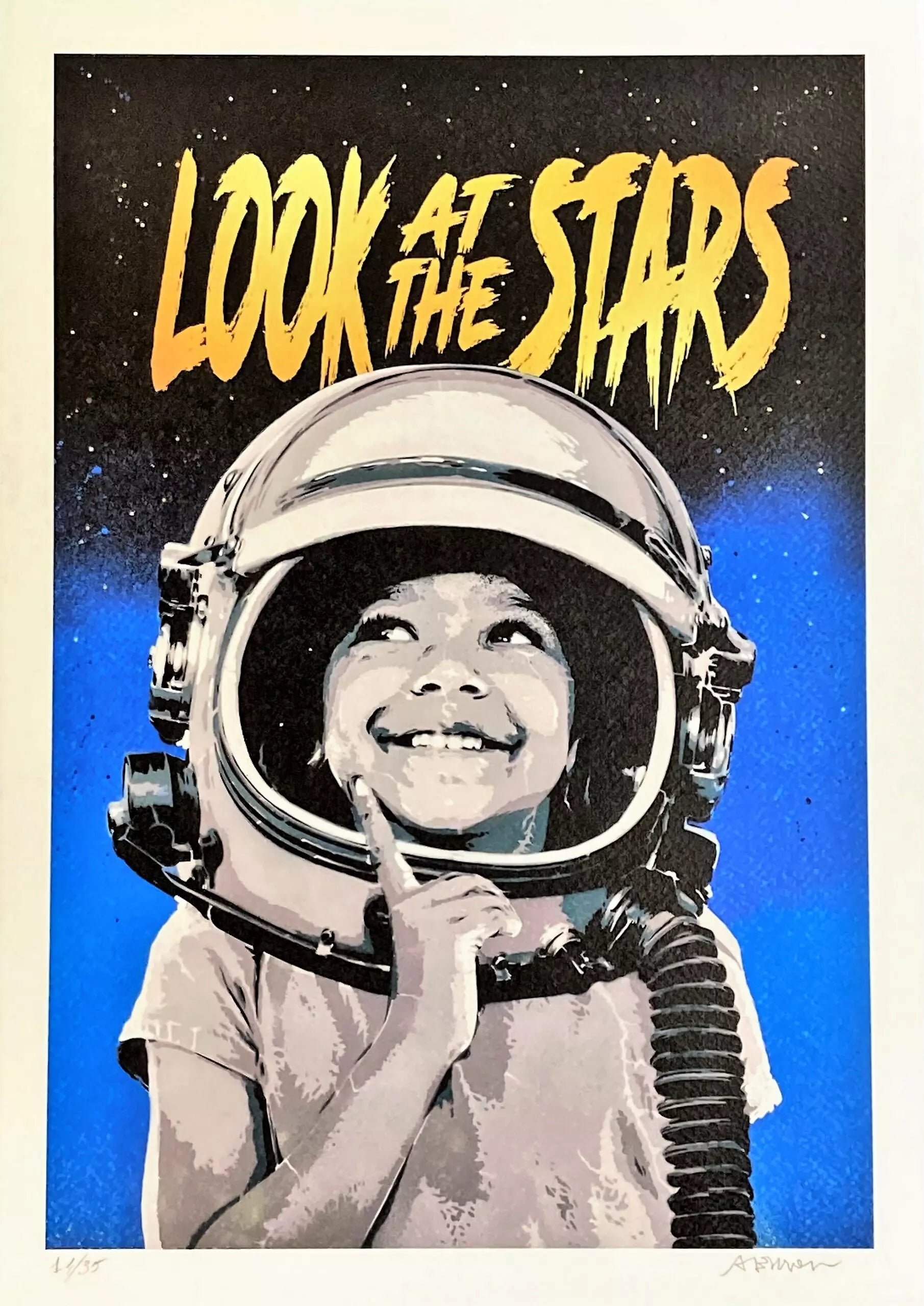 Look At The Stars Blue Edition di Alessio-B. Stampa giclée stampa giclée su carta 320 gsm edizione limitata rappresentante un bambino vestito da astronauta su uno sfondo stellato, come omaggio al grande Stephen Hawking | CD Studio d'Arte