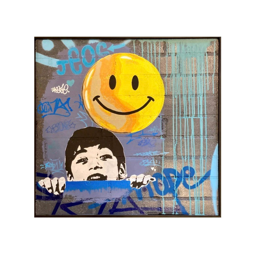Smile Lost Wall-Light Blue di Shife. Opera unica acrilico e smalto su fusione acrilica in polistirene rappresentante un bambino gioioso vicino ad uno Smile | Cd Studio d'Arte