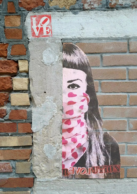 Love Revolution di Shife. Stampa giclée stampa giclée su carta 320 gsm edizione limitata rappresentante una ragazza con addosso una bandana che fa capolino dal muro | CD Studio d'Arte